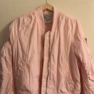  - Fin bombarjacka i ljusrosa. Märket ava juna. Lite fodrad.  Fint skick, sparsamt använd.  Kan skickas men då står Du för frakten. 