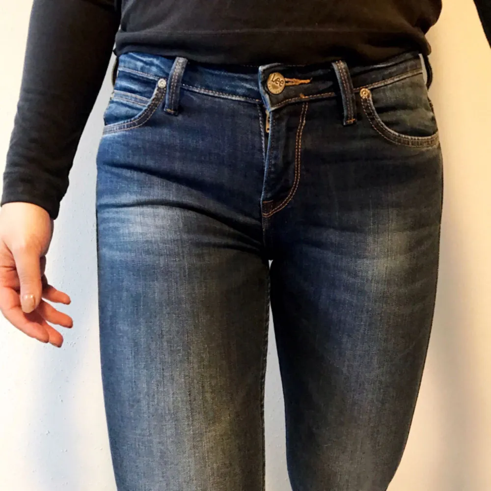 Lee jeans cropped modell (ankel) storlek W27 L31 säljes för 800kr (ny pris 1200kr), frakt tillkommer. Jeansen är oanvända förutom testade för bilderna ovan. Betalning sker via swish. . Jeans & Byxor.