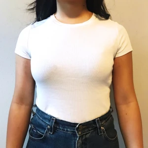  - T-shirt från Monki i storlek S säljes för 30kr, frakt tillkommer. Betalning sker via swish.