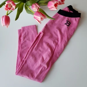  - Supersnygga Better Bodies som kom i slutet av 2017. Sömlösa och superstretch. Köpte dom i Small då jag har S i tightsen från BB men de är så stretchiga så de passar en XS bättre. (Fick veta efter köpet av andra att dom tog en strl mindre, osmarta jag testade inte innan köpet) Använd en gång pga måste dra upp dom ofta så har du storlek XS i BBs tights sitter dessa bättre på dig! Nypris 499:-. FRAKT INGÅR I PRISET 