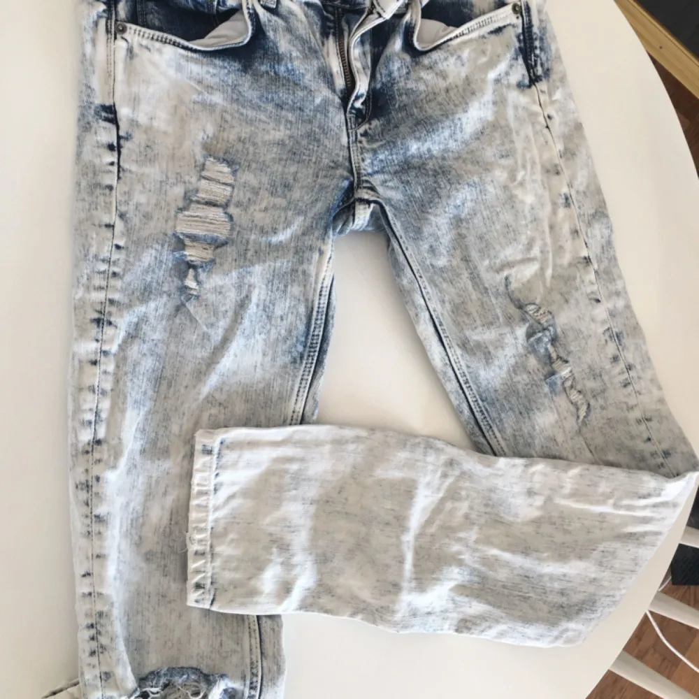 Använda 1 gång. Tajta jeans från Gina tricot. (Frakt tillkommer om du ej kommer och hämtar) . Jeans & Byxor.