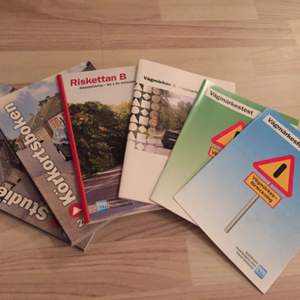 Fina körkorts-kit innehållande teoriboken, vägmärkeshäfte, vägmärkesförteckning samt teori till riskettan. 