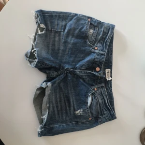  - Jeans shorts med slitningar.  (Frakt tillkommer om du ej kommer och hämtar) 