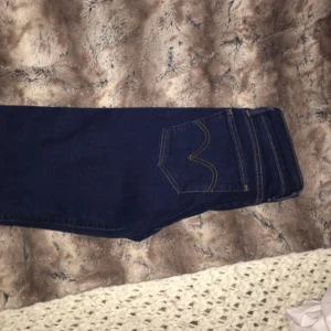  - Levis jeans använda en gång. Storlek W27/L32. I perfekt skick. Rak modell och medium waist