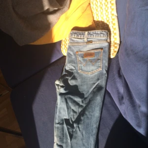  - Måttet står 32-34 men sitter ungefär som ett par W30 jeans, tighta snygga. Modell från 90-talet retro.