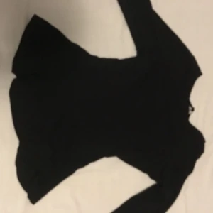  - Långärmad tröja som går ut nedanför bröstet. Frakt ingår :) 