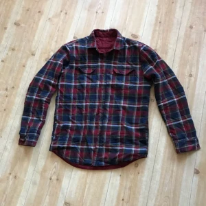  - Fodrad skjorta från Levis med sidofickor. Riktigt varm och skön, Hämtas i Uppsala eller kan skickas mot fraktkostnad 