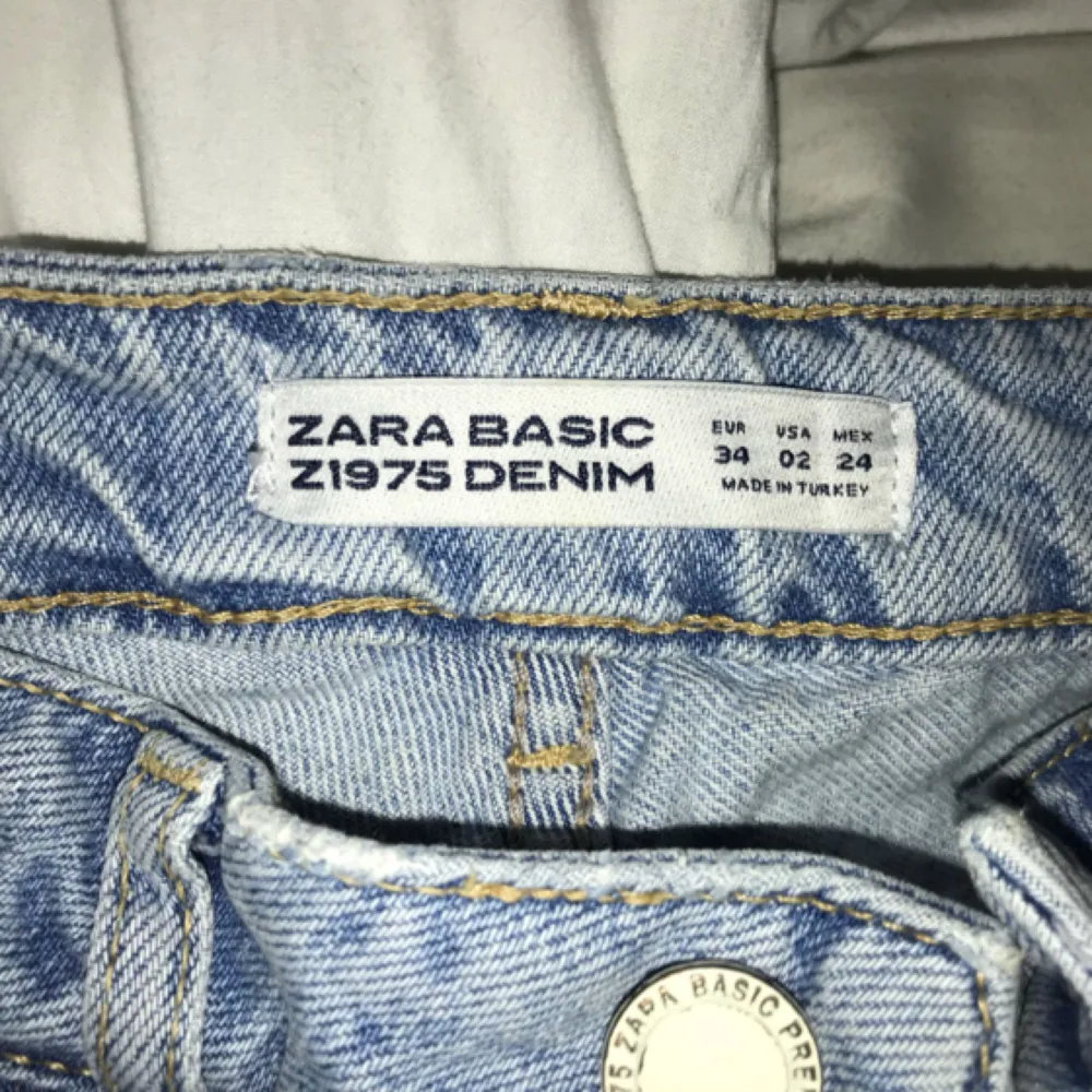 Raka utsvängda och världens skönaste jeans! Inget msn skämtar bort, knappt använda och näst intill nya. Köparen står för frakten ❤️. Jeans & Byxor.