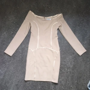  - Oanvänd klänning från Nelly. Stretching i tyget, tight åtsittande 