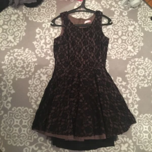  - Ett fin klänning jag hade när jag var liten! Har växt ut ur den och känner att det är dags för en ny ägare! 