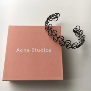  - Sjuuuukt snyggt halsband från Acne studios, aldrig använt, svart och man kan justera den😊😍 passa på att fynda! Googla Acne studios fabi choker small för fler bilder😀😀♥️ Eventuell frakt betalas av köparen😘😙♥️🤗