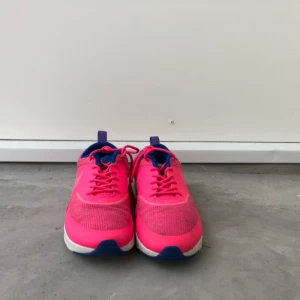  - Nike air max i modellen "Thea" säljes. Använd, men i fint skick. Storlek: 39, men upplever de som strl: 38, då skorna är relativt små i storleken.
