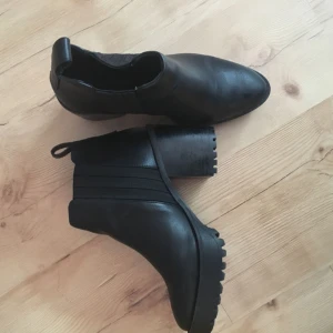  - Högklackade skor från Monki, använda ett par gånger så väldigt bra skick