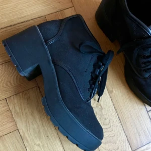  - Helt oanvända och nya skor i svart denimakigt tyg med klackar Nelly Shoes. Skitsnygga men har redan ett par nästan likadana jag använder mer! Säljes därav. Storlek 37