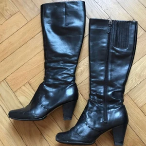  - Balla boots från Clarks med snygga detaljer! Fodrade med tunt tyg inuti, superskönt men fel storlek så säljes därav. Fint skick, men i använt bruk. Se bilder. Storlek: 5D eller 38 Nypris ca 2000 Kom med bud!