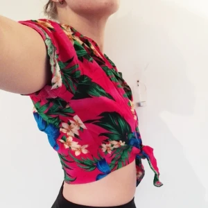  - Jättesnygg knyttopp! Färgerna är inte så flammiga i verkligheten som de kanske ser ut på bilderna, den är mer jämnt cerise. Så himla skönt typ och bra passform!