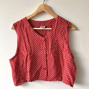  - Kort prickig topp i fint skick. Strl 42 men jag som är en 36a har använt den (har nu insett att den kanske är lite för bred i axlarna för mig, därför jag säljer den).  En knapp saknas men det är bara att sätta dit en ny.  Köparen står för frakten.