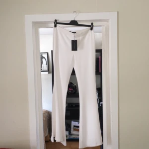  - ett par rejält utsvängda kostymbyxor med riktigt snygg vit färg. Dem är helt oanvända och är så gott som nya. Byxorna kommer ifrån Zara och är då lite mindre i storleken. 🌸frakten tillkommer om det behövs att skickas.