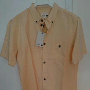  - 🌸 Helt nya! endast urplockade för att kunna ta bild. 🌸 Pris: 200kr/st 📦 Porto tillkommer & Skickar med spårbar frakt 📦 samfraktar vid köp av flera plagg 💵 Betalning med Swish. 📷 Filmar alltid när jag postar.