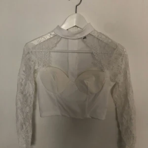  - Vit spets topp från Zaful, oanvänd och säljs då den var för lite för mig! 💗 + frakt 50 kr 🌸