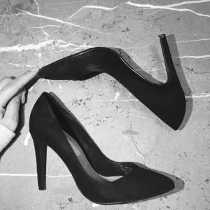  - Svarta pumps från Bershka, storlek 36. Använda endast en gång.