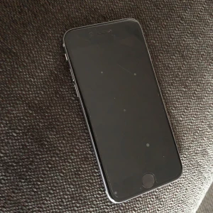  - Säljer nu min iPhone6s med 16GB helt felfri! Säljes då jag köpt en annan mobil! Hörlurar och laddare med kommer samt skal och skydd på skärmen! Hör av er för mer uppgifter! 😍💕 och denna är inte låst till något!