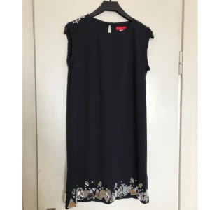  - Riktigt snygg och elegant marinblå klänning i 20-talstil designad av Jonas Hallberg! 