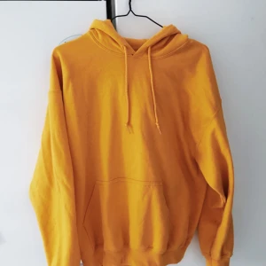  - Orange hoodie, använd typ 1-2ggr så i superfint skick. Köpare betalar frakt :)