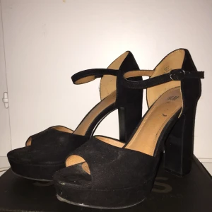  - Högklackade platå ca 11cm i material ”velvet” från h&m, säljes billigt då de är kantstötta framme vid tån. Har bara använts vid en-två utekvällar o nu legat i garderoben lite för länge. Köparen betalar eventuell frakt, möts annars upp i Lund eller Höllviken Bilderna visar med blixt och utan