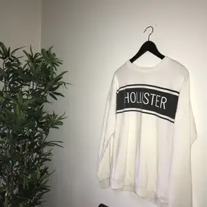 Snygg sweatshirt från Hollister som tyvärr inte kommer till användning längre 🌸 använd fåtal gånger så den är som ny. Nypris: 420kr