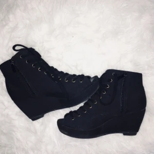  - Säljer dessa snygga klackar ifrån Skopunkten. Köparen betalar frakten (den kan bli dyr eftersom skor är tunga att frakta) sparsamt använda men har stått i skohyllan i flera år därför lite smått dammiga vilket är lätt att borsta bort.