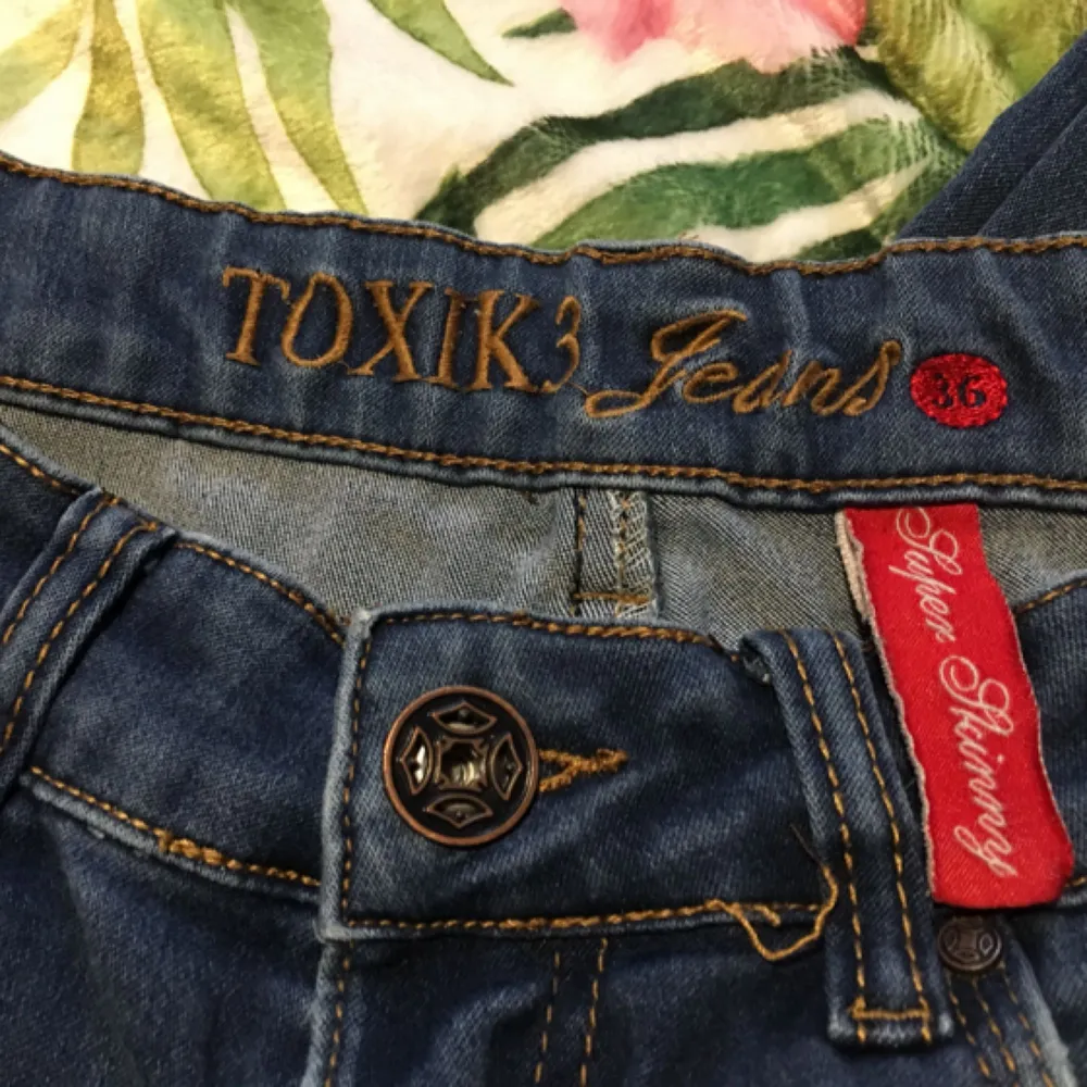 Stretchiga och snygga jeans från Toxik 3!  🌺🌺🌺 Köparen står för frakten! 🌺🌺🌺. Jeans & Byxor.