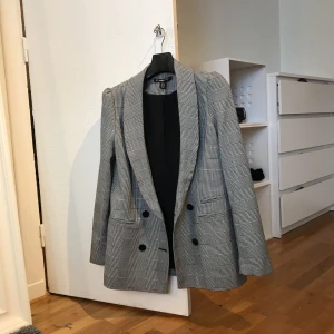  - Kavaj från Zara, aldrig använd, toppen skick! Nypris 599kr