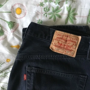  - Vintage Levis jeans, ankellånga och låga i midjan. Sitter ganska baggy. Står storlek W34 L36 men skulle säga att de även passar ner till midjemåttet 30, beroende på hur högt upp man vill att de ska sitta. Motsvarar storlek medium/large ungefär. Jättefint skick! 