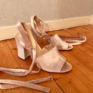  - Skitsnygga skor i velour! Köpte dem i New York på TjMaxx men har bara kommit till användning ett fåtal gånger. Köparen står för frakt. 