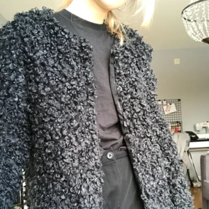  - Fakepälsjacka från Lindex. Använd fåtal gånger. Möts upp i Stockholm annars tillkommer frakt! 