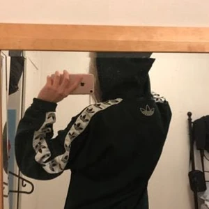  - Adidas Originals TNT Tape Hoodie i mörkgrön. (Skitsnygg!!!!) Köpt i somras men fortfarande i väldigt fint skick, nästan som ny. (Frakt är inkluderat i priset) 