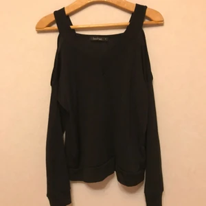  - Svart cold-shoulder tröja från Boohoo. Storlek S. Fin v-ringad hals. Frakt tillkommer.