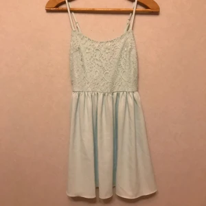  - Turkos sommarklänning från H&M. Inköpt för en skolavslutning och blev bara använd ett fåtal gånger. Överdel i spets med foder under. Storlek 34. Dragkedja i ryggen. Frakt tillkommer! 