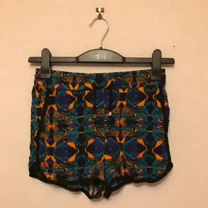 Mjuka, högmidjade shorts i ett färgglatt och unikt tyg. Köpta på Monki i storlek 34. Stören att dra åt med i midjan. Frakt tillkommer!