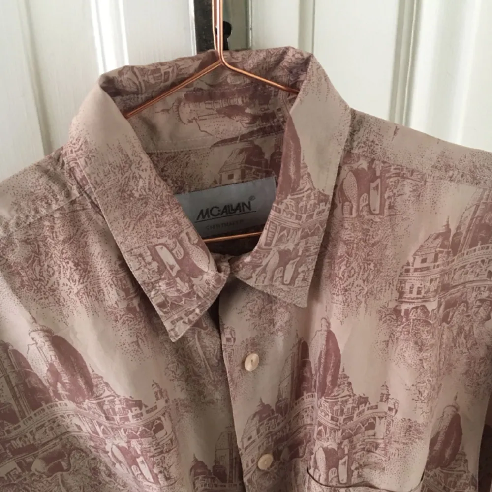 Svinsnygg oversize, tunn skjorta köpt förra året i London. Använd en gång och i jättebra skick, som ny ✨ . Skjortor.