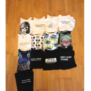  - T-shirts med olika texter och mönster 👕  En av dom är väldigt knoppning och en annan är lite brun i nacken men annars är alla andra super fina ✨  60kr st eller alla för 300kr ✨  Köparen står för frakt 📮 Katt finns i hemmet 🐈