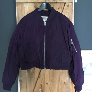  - Kortare bomberjacka från Weekday. Kan ta mått om det behövs. Den är mörkt plommonlila. Lite svårfotad färg dock. Spårbar frakt på 58kr tillkommer  