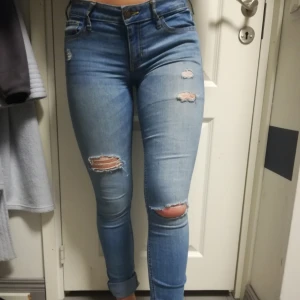  - Hollister håliga jeans! Bra skick, köpta för 800kr