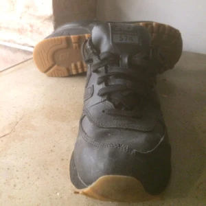  - New Balance 574 i storlek 44 men passar mig som vanligtvis har 43.  Material i skinn och sula i gummi.  Dom är använda men i fint skick.  Kan skickas. 
