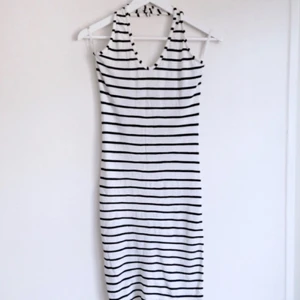  - Randig klänning med halterneck i 90tals-stuk! Bomull. Superstretchig så tror den passar allt från XS-M 🌸