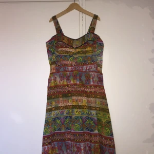  - Rolig mönstrad klänning från Indiska. Strl XS/S. Plagget är knappt använt och i gott skick.