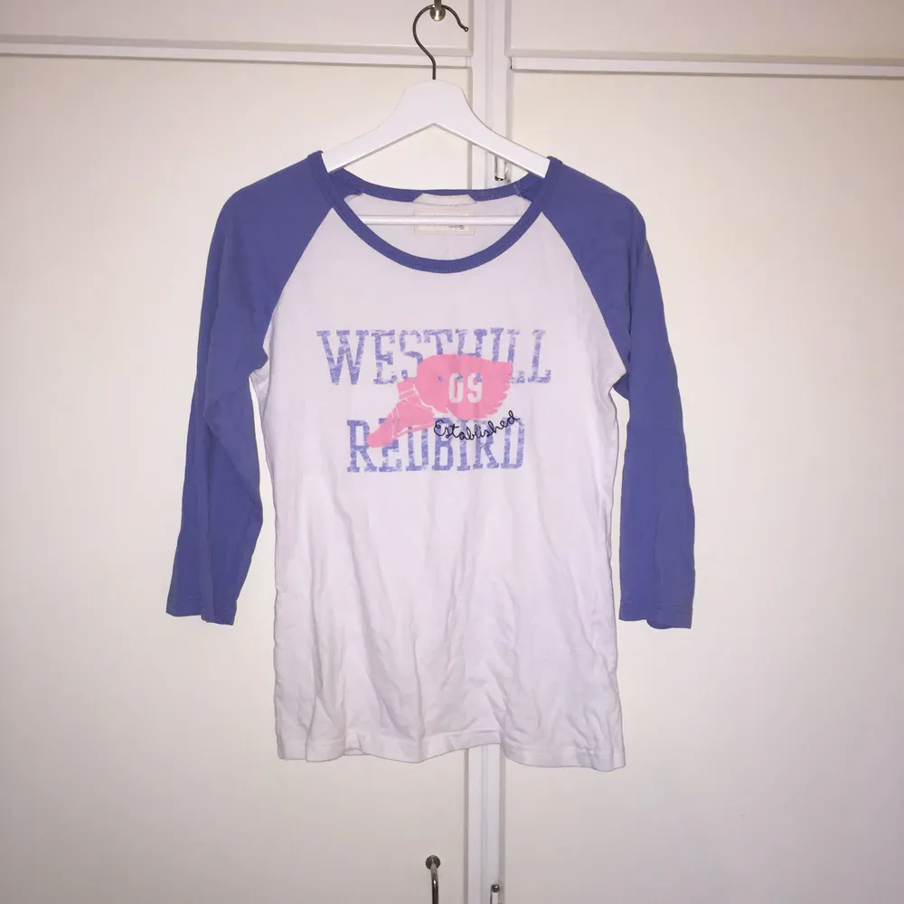 Baseballtröja i blåvitt, säljer pga ingen användning. Kan mötas upp i Stockholm, alternativt står köparen för frakten. T-shirts.