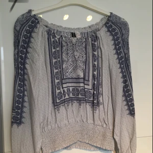  - Supersöt tröja som kan dras ner vid axlarna och håller med hjälp av ”resår”. Endast använd en gång 