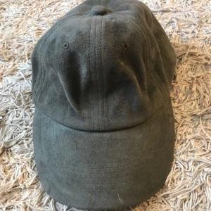  - Cap från Nelly. Onesize med justerbar band på baksidan. Köparen står för eventuell frakt.